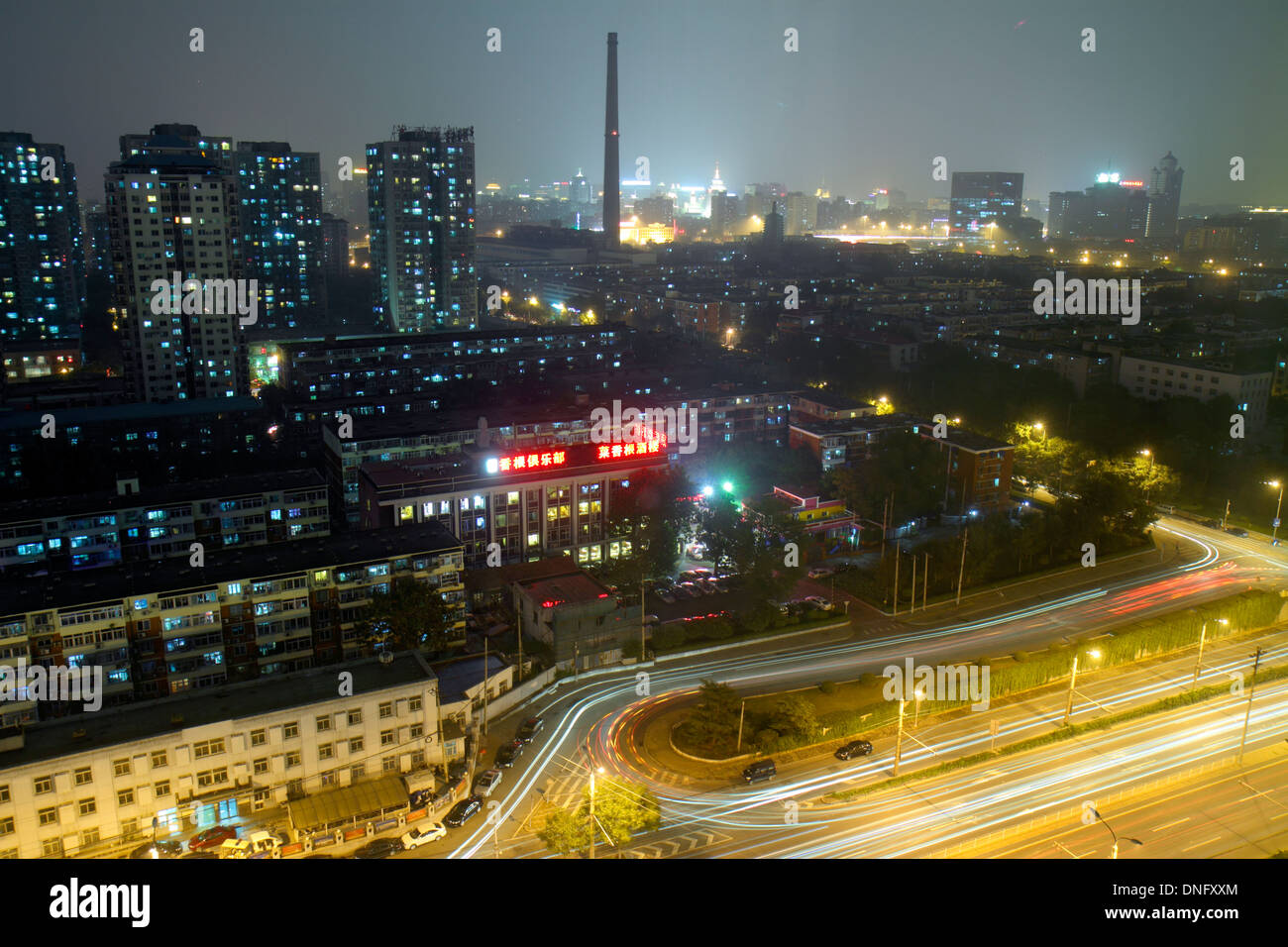 Beijing Chine,Chinois,Xicheng District,Guang an Men Nei Da Jie,Guanganmen Outer Street,nuit,trafic,haute élévation,condominium appartement à part Banque D'Images