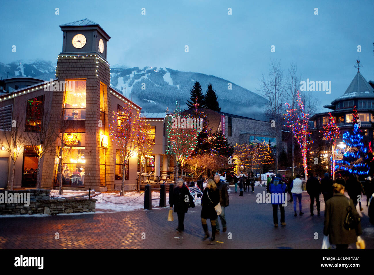 Lumières de Noël dans le village de Whistler. Whistler, BC, Canada. Banque D'Images