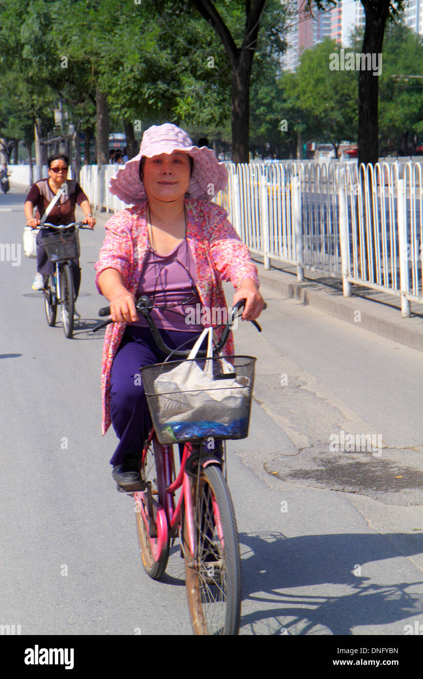 Beijing Chine,Chinois,Guang an Men Nei Da Jie,Guanganmen Outer Street,adulte asiatique,adultes,femme femme femme,équitation,vélo,vélo,équitation,vélo,RID Banque D'Images