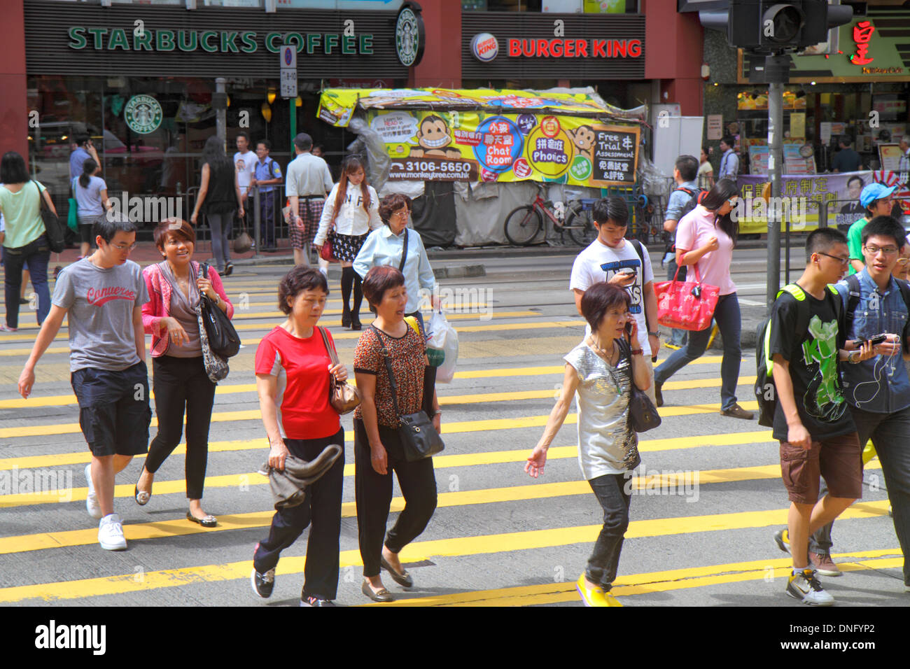 Hong Kong Chine,HK,Asie,Chinois,Oriental,Île,Fortress Hill,King's Road,traversée de rue,Asiatiques asiatiques immigrants ethniques minorités,adulte adul Banque D'Images