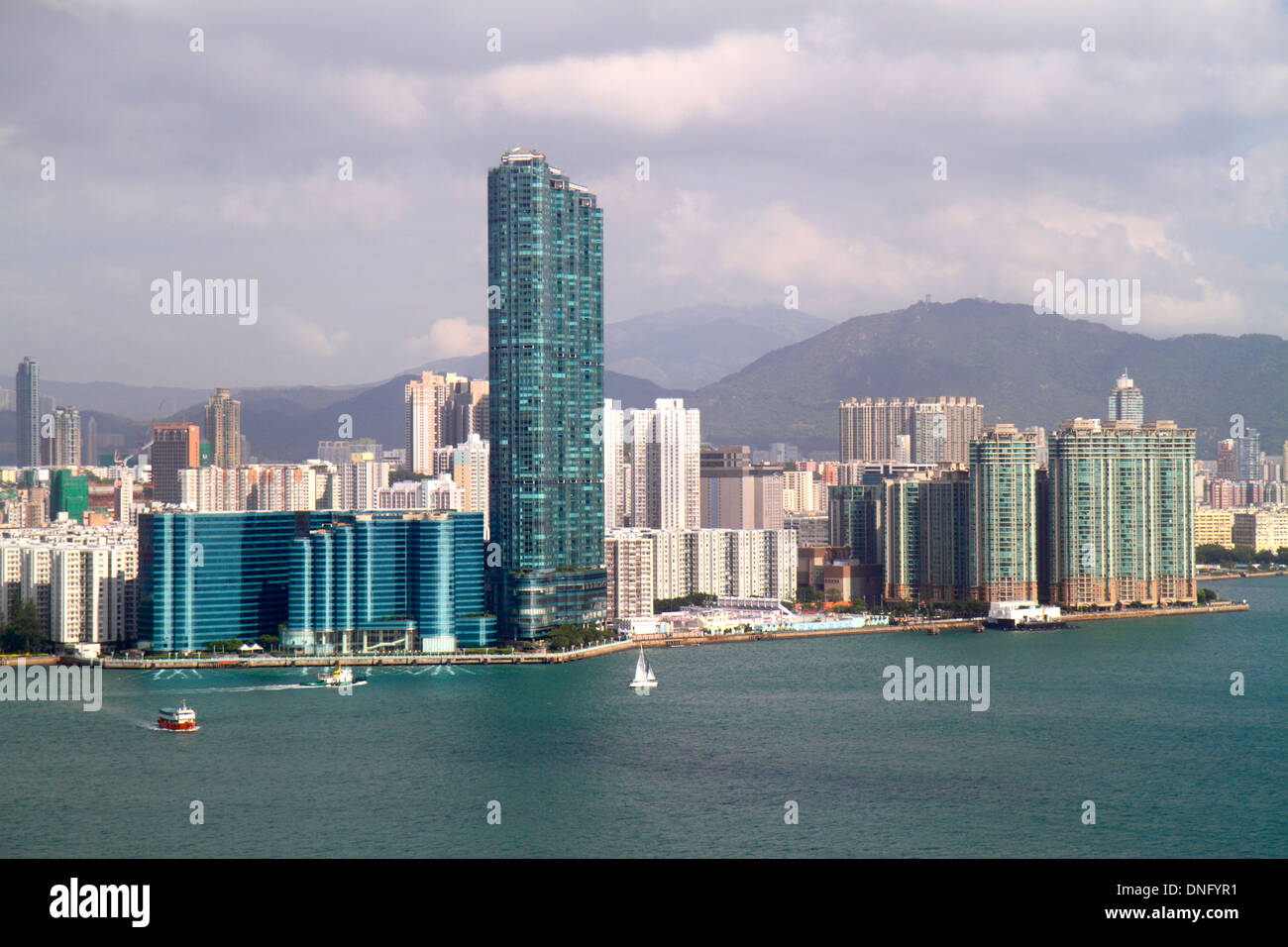 Hong Kong Chine,HK,Asie,chinois,oriental,île,Victoria Harbour,Kowloon Bay,vue de North point,Kowloon,Harbourfront Landmark Tower 1 2,City skylin Banque D'Images