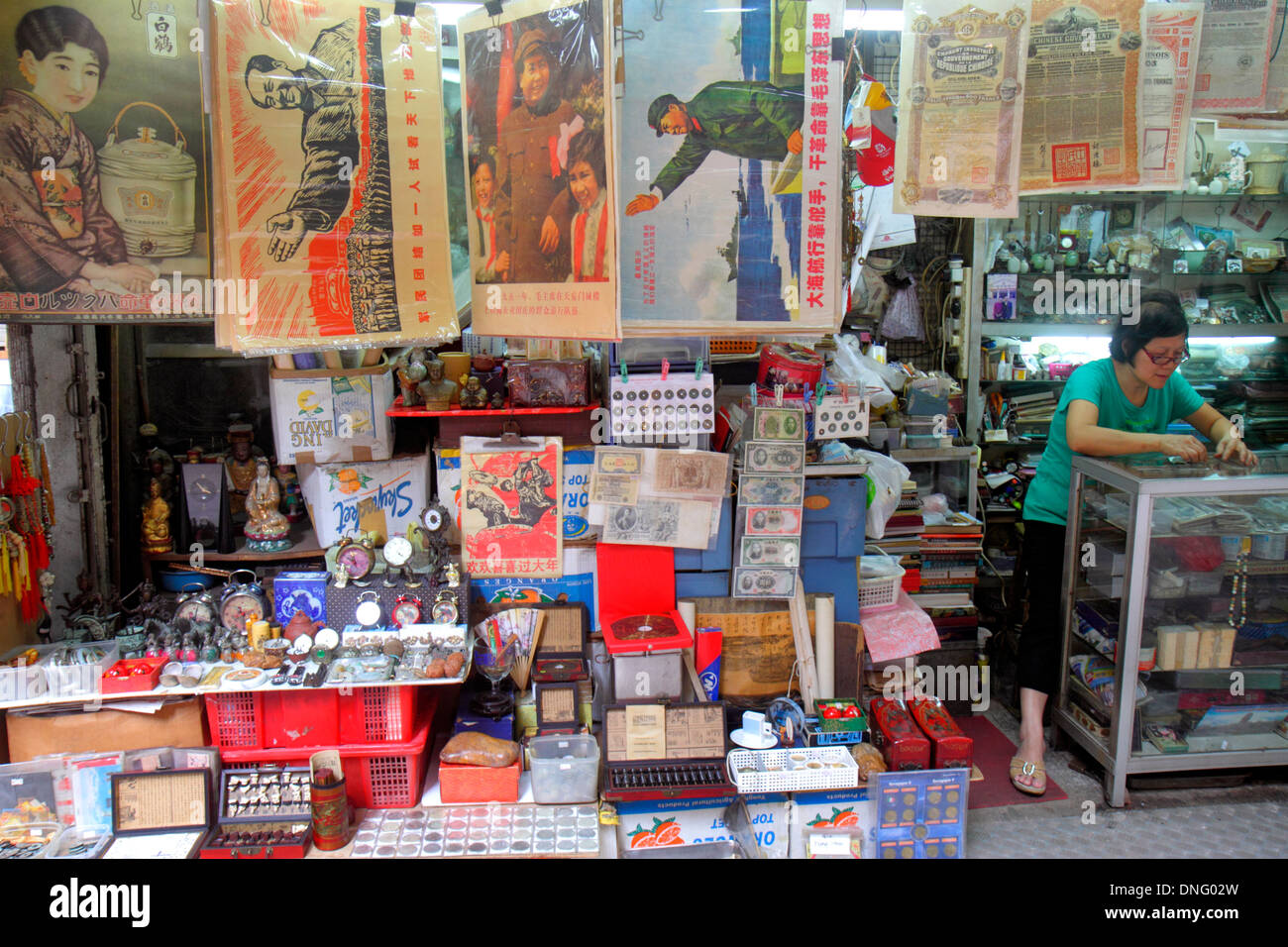 Hong Kong Chine,HK,Asie,chinois,oriental,île,Sheung WAN,Mid levels,Upper Lascar Road,Cat Street,souvenirs,cadeaux,maoïste,affiches,Mao Zedong,TSE-tung, Banque D'Images