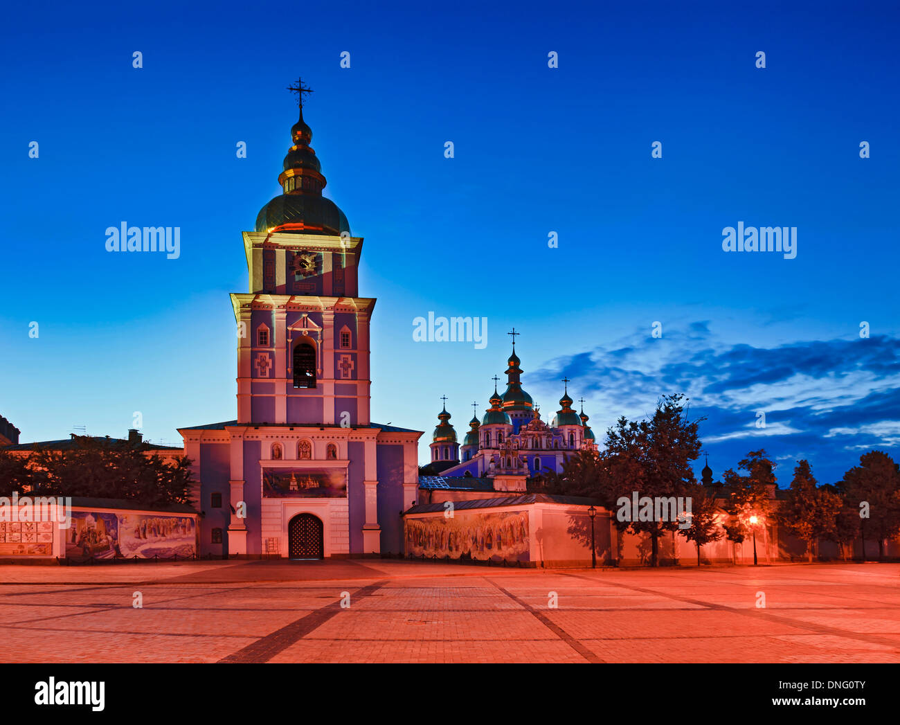 Ukraine Kiev monument - or St Michail monastère ancien portail et clocher de l'église principale au lever du soleil Banque D'Images