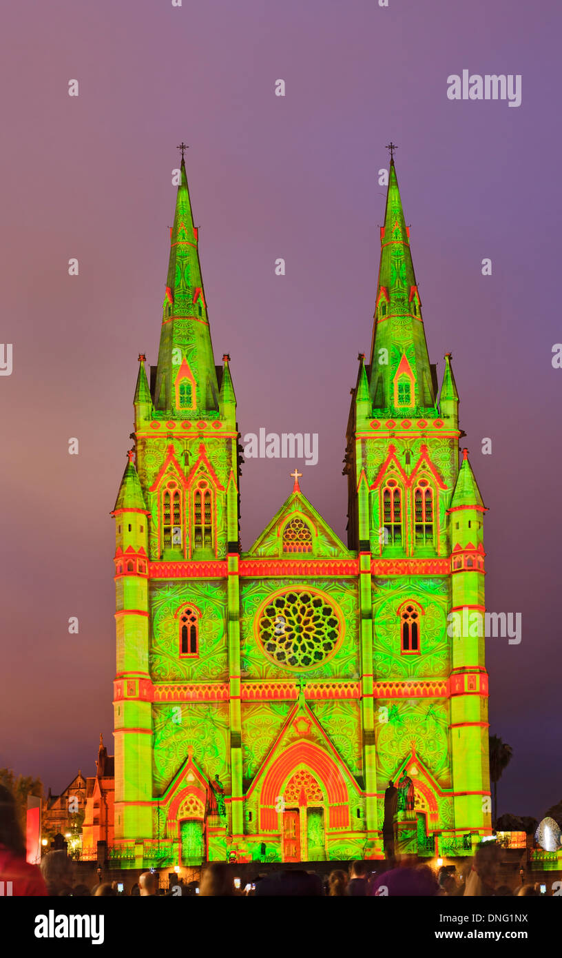 Australie Sydney la cathédrale St Mary de lumière en plein air pour célébrer Noël à l'heure du coucher de soleil. Banque D'Images