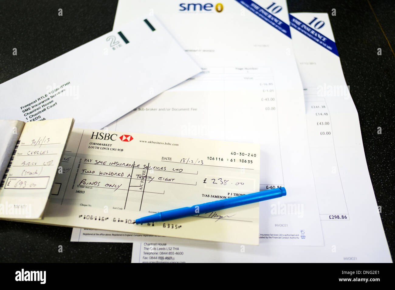 Prime d'assurance à être payé chèque paiement livre pen écrit entreprise PME Banque D'Images