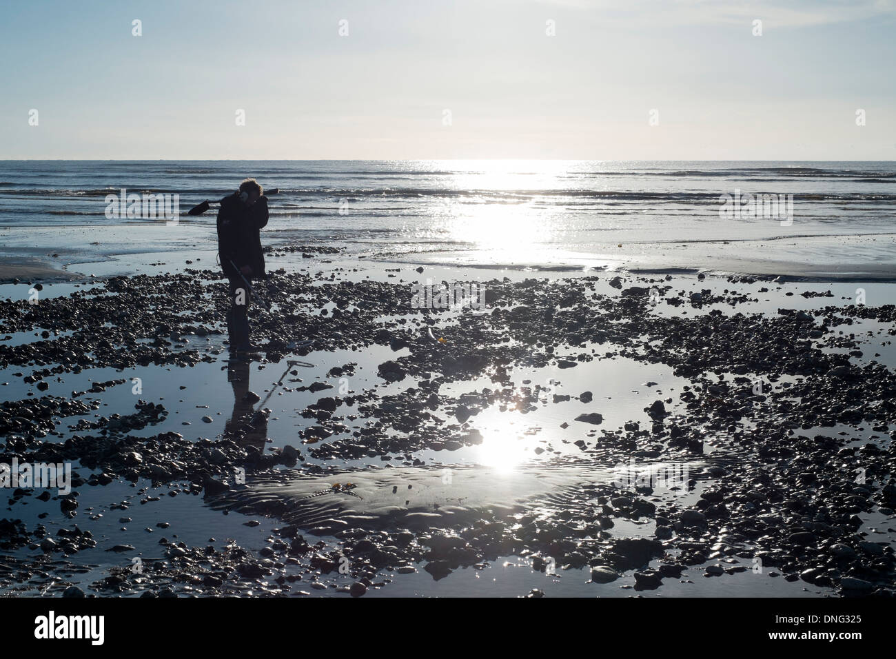 Un homme recherche metal sur Worthing Beach dans le Boxing Day Dimanche 26/12/2013 à Worthing, en bord de mer. Photo par Julie Edwards Banque D'Images