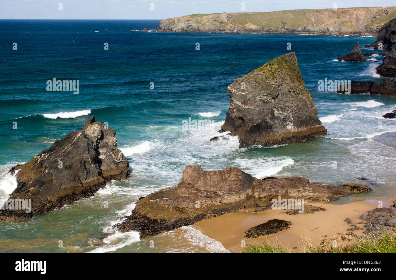 Vue détaillée des îles rocheuses de Cornouailles le sentier du littoral à l'échelle du Nord Whitestone Cove à Redruthan Étapes et Park, il Banque D'Images