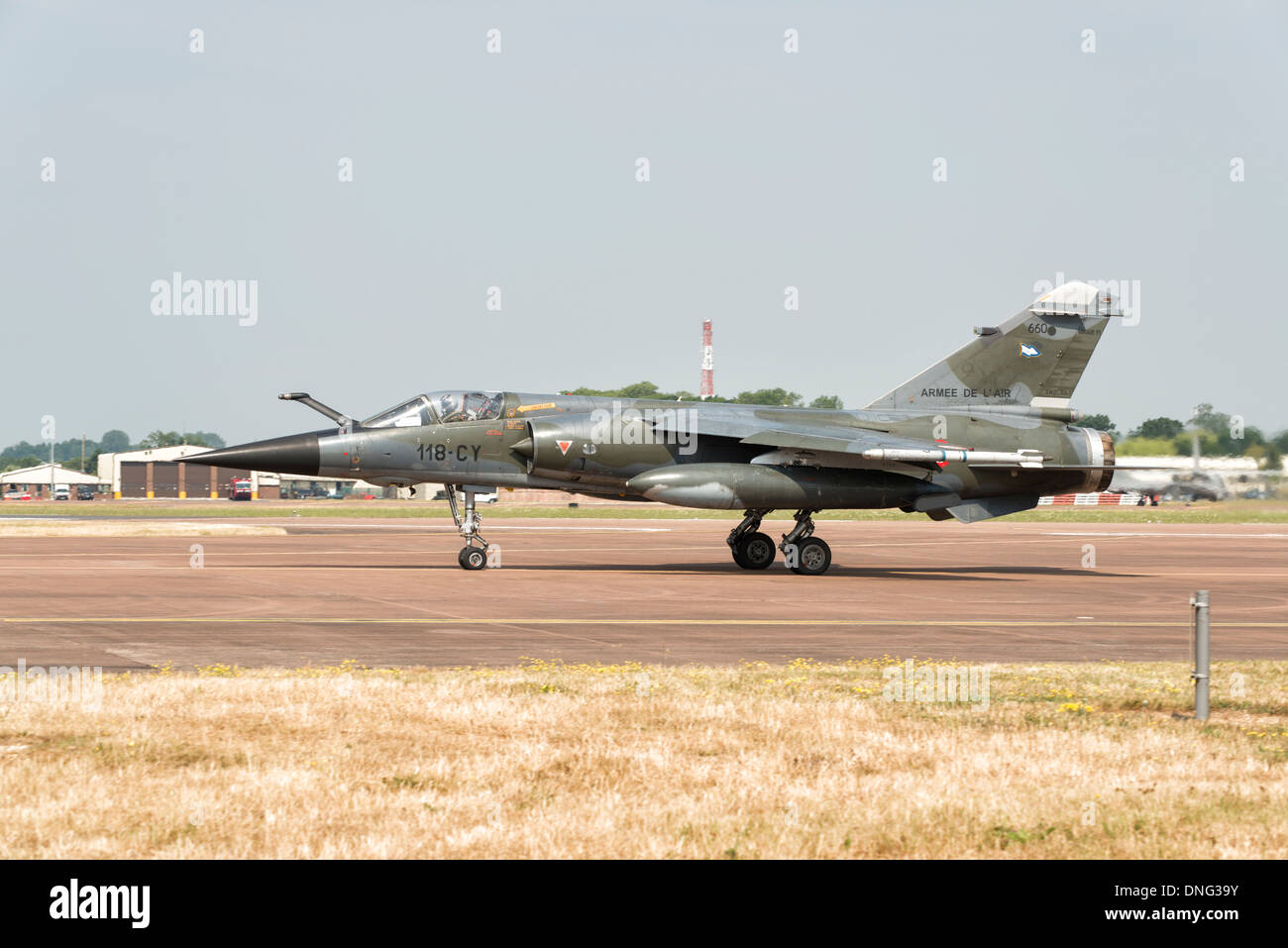 Armée de l'air ou l'Armee de l'air Dassault Mirage Avion de chasse Les taxis sur le terrain à Fairford de prendre part à la 2013 RIAT Banque D'Images