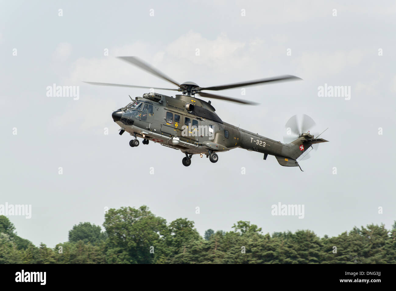 Un hélicoptère Super Puma de l'Armée de l'air arrive à à RAF Fairford de prendre part à la 2013 RIAT Banque D'Images