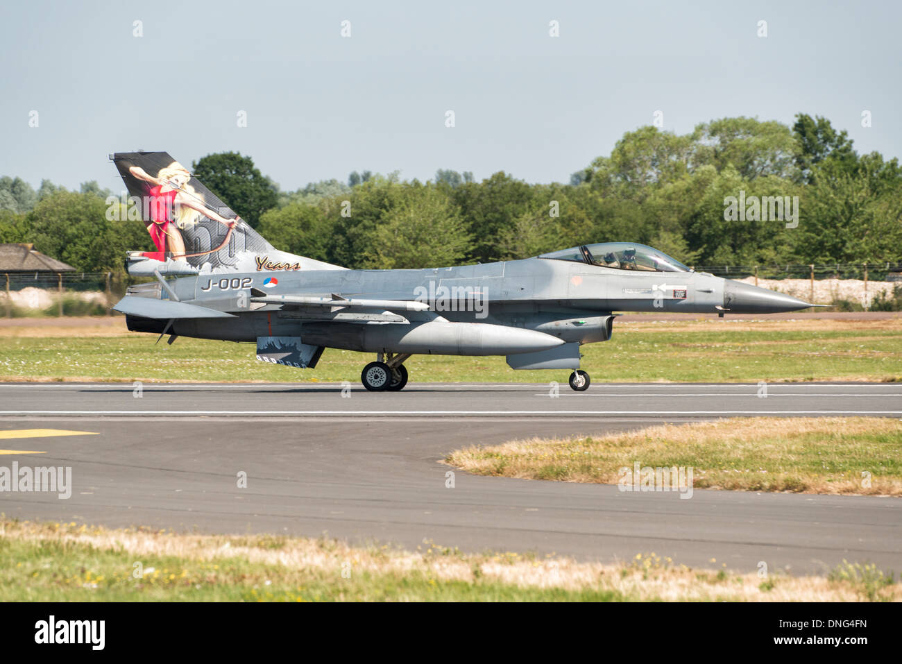 Un Royal Netherlands Air Force F-16AM Fighting Falcon Jet de combat de 323 Squadron ralentit après l'atterrissage à RAF Fairford Banque D'Images