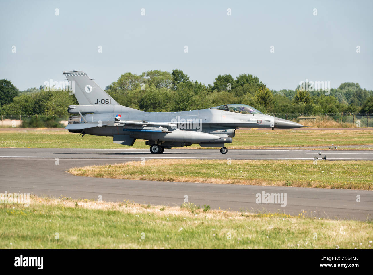 Un Royal Netherlands Air Force F-16AM Fighting Falcon Jet de combat de 322 Squadron ralentit après l'atterrissage à RAF Fairford Banque D'Images