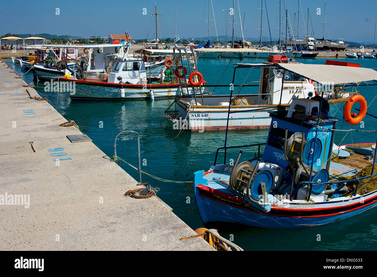 Bateau de pêche amarrés le long du mur à Katakolo Grèce près du port pour les grands navires de tourisme de croisière Banque D'Images