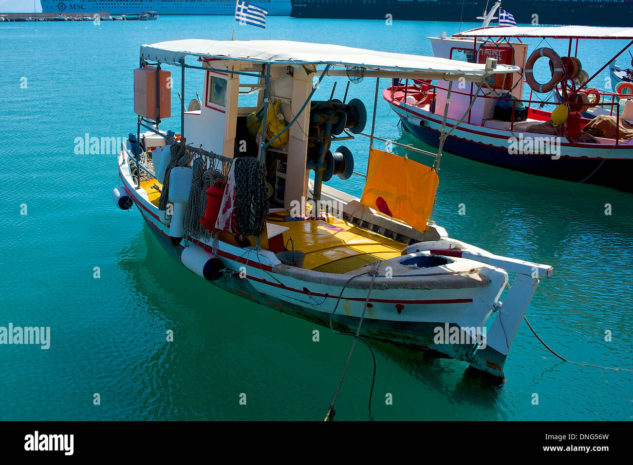 Bateau de pêche amarrés le long du mur à Katakolo Grèce près du port pour les grands navires de tourisme de croisière Banque D'Images