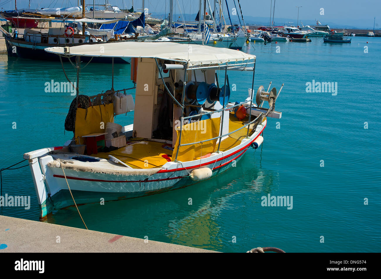 Bateau de pêche amarrés le long du mur à Katakolo Grèce près du port pour les grands navires de tourisme de croisière Banque D'Images