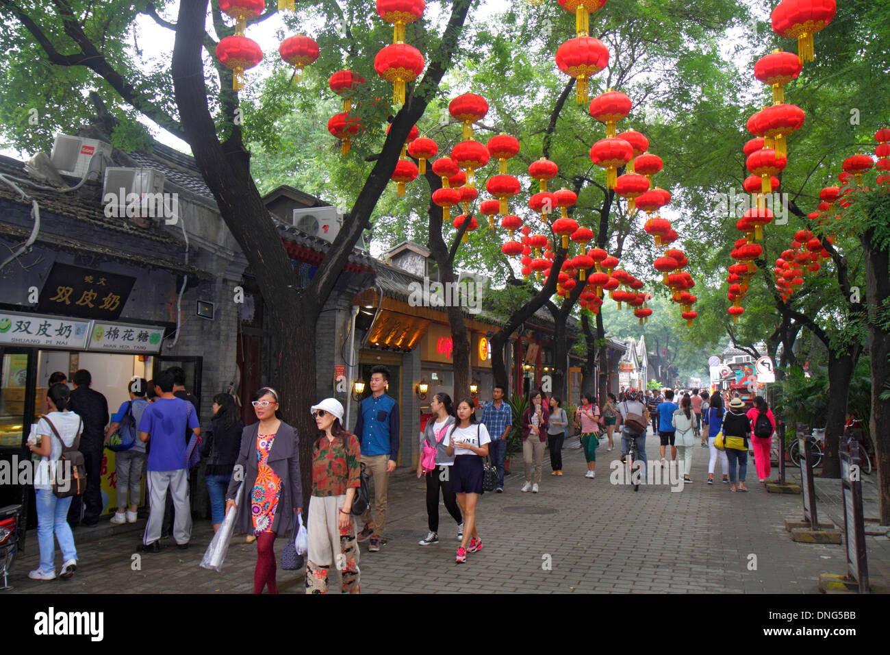 Beijing Chine,Chinois,Dongcheng District,Nanluoguxiang,hutong,shopping shopper shoppers magasins marché marchés achats vente, vente au détail St Banque D'Images