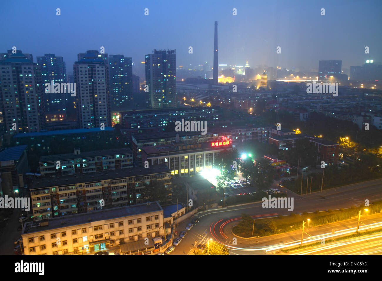 Beijing Chine, Chinois, Xicheng District, Guang an Men Nei Da Jie, Guanganmen Outer Street, nuit, vue aérienne au-dessus, trafic, appartement résidentiel Banque D'Images