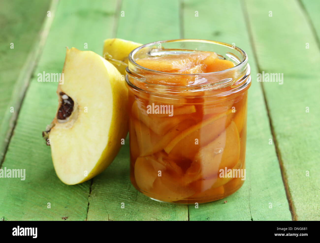 Confiture de Coing confiture dans un bocal en verre sur une table en bois Banque D'Images