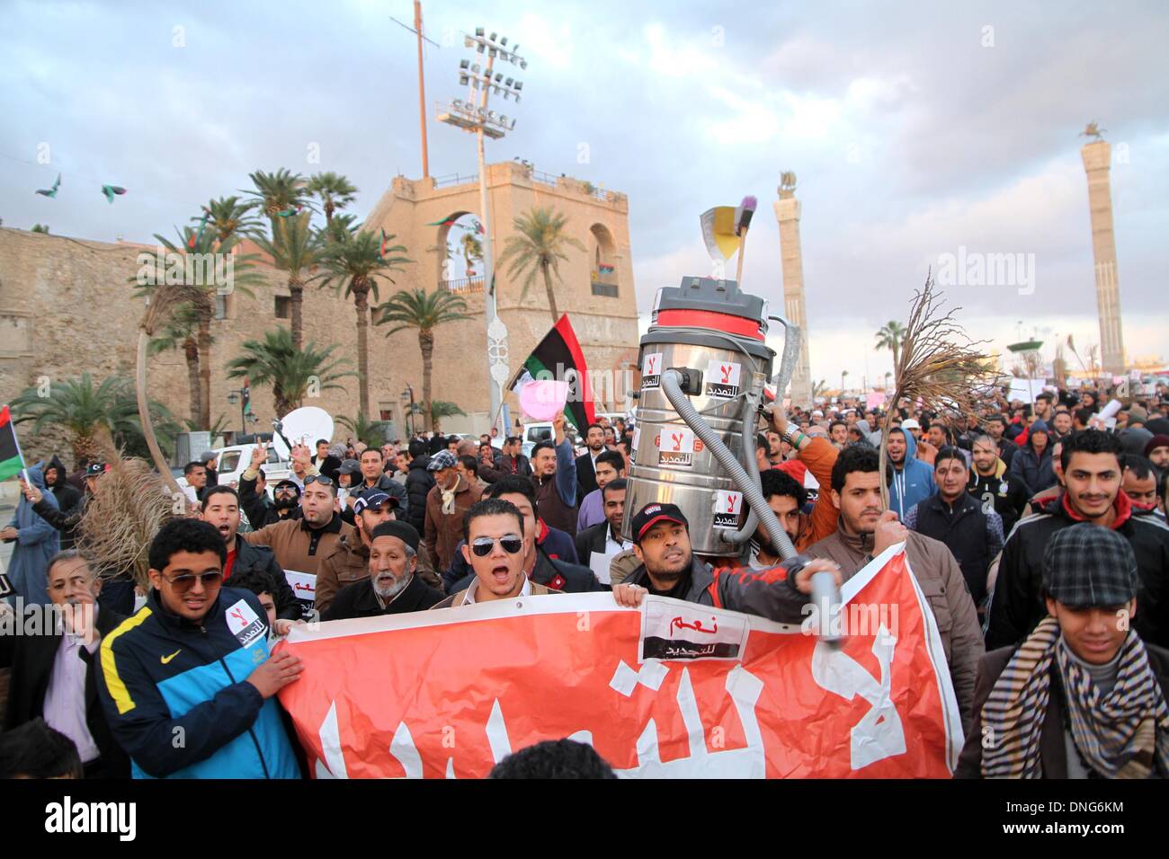 Tripoli (Libye). Dec 27, 2013. Les manifestants libyens manifester contre la prorogation du mandat du Congrès général national, à Tripoli, Libye la place du martyr, le 27 décembre 2013. La Libye Congrès général national, la plus haute autorité politique, prorogé son mandat le lundi jusqu'à la fin de l'année prochaine. Credit : Hamza Turkia/Xinhua/Alamy Live News Banque D'Images