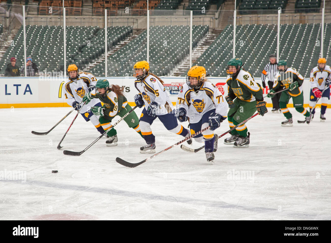 High School Girls Hockey sur Glace Banque D'Images