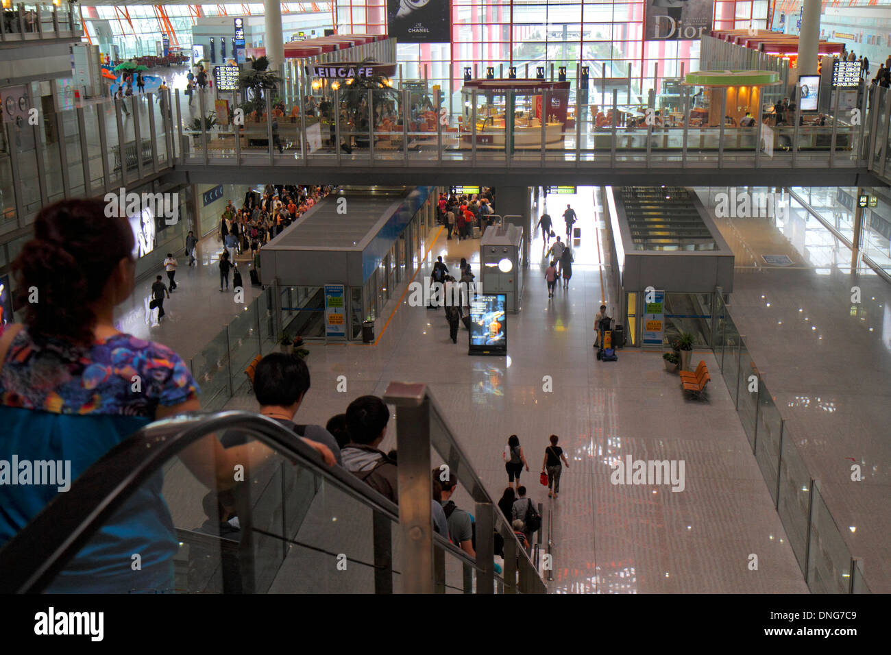 Chine, Asie, chinois, oriental, aéroport international de Pékin, PEK, terminal 3, intérieur, escalier roulant, visite touristique Banque D'Images