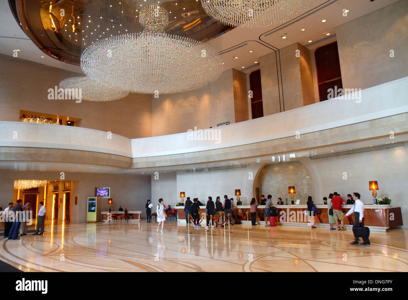 Hong Kong Chine, Hong Kong, Asie, chinois, oriental, île, Fortress Hill, Harbour Grand Hong Kong, hôtel, hall, intérieur, lustre, réception à la réception Banque D'Images