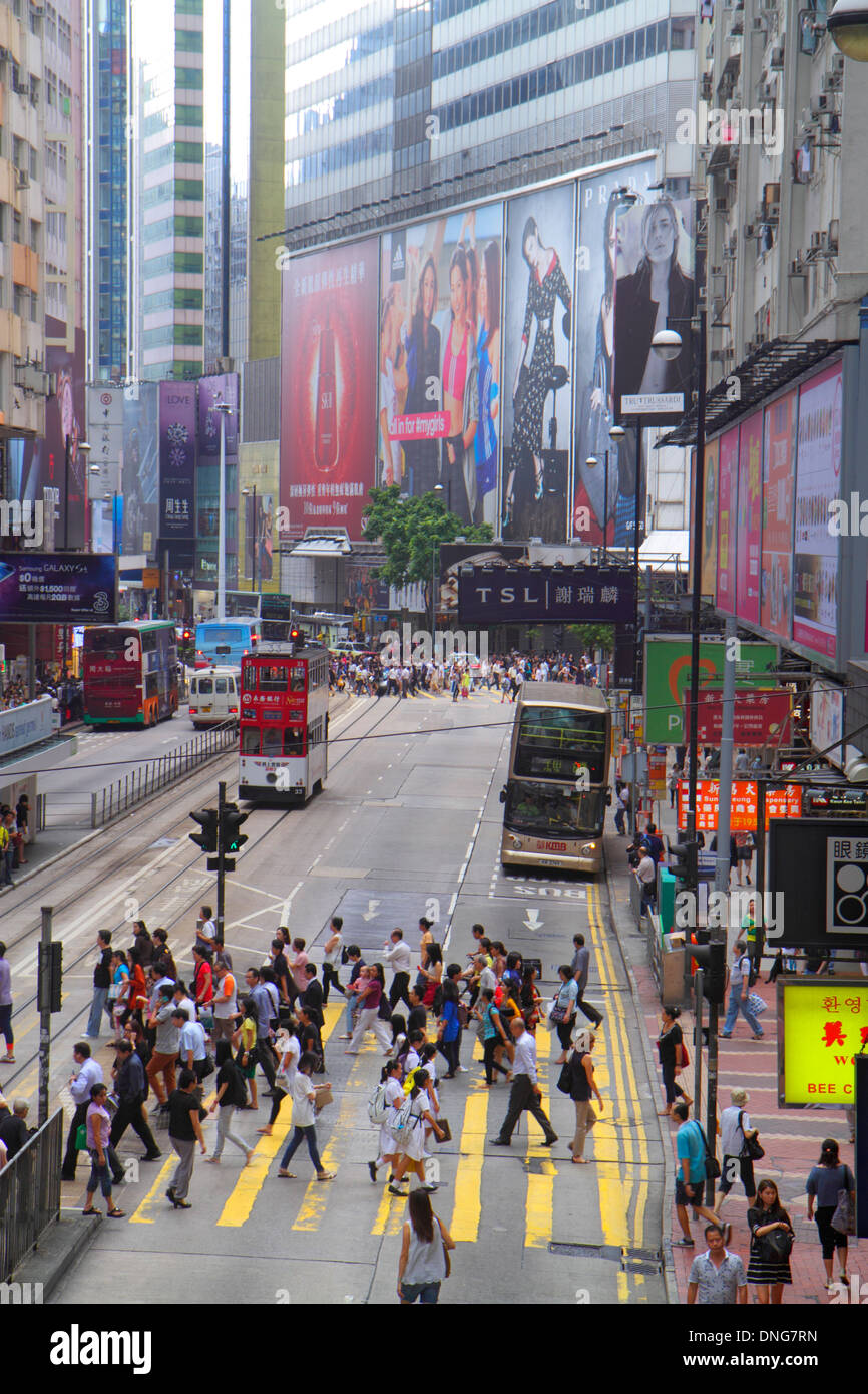 Hong Kong Chine,HK,Asie,Chinois,Oriental,Ile,Causeway Bay,Yee WO Street,traversée,bus,bus,panneaux,publicité,publicité,annonces,entreprises,district,double Banque D'Images