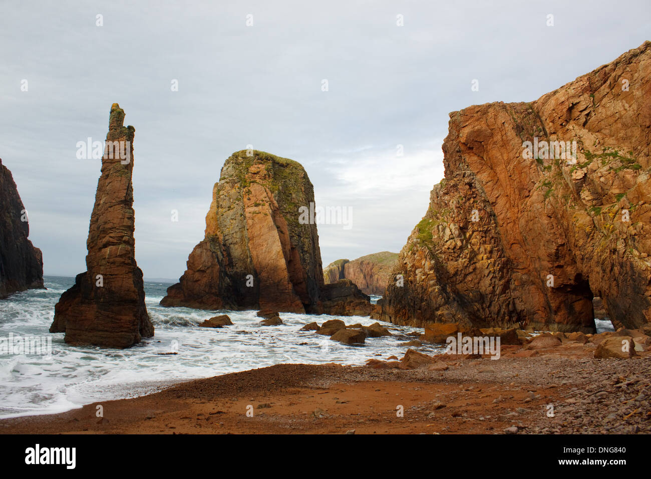 Des paysages côtiers et des piles de la mer du Nord au jambon sur l'île de Muckle Roe, Shetland Islands Banque D'Images