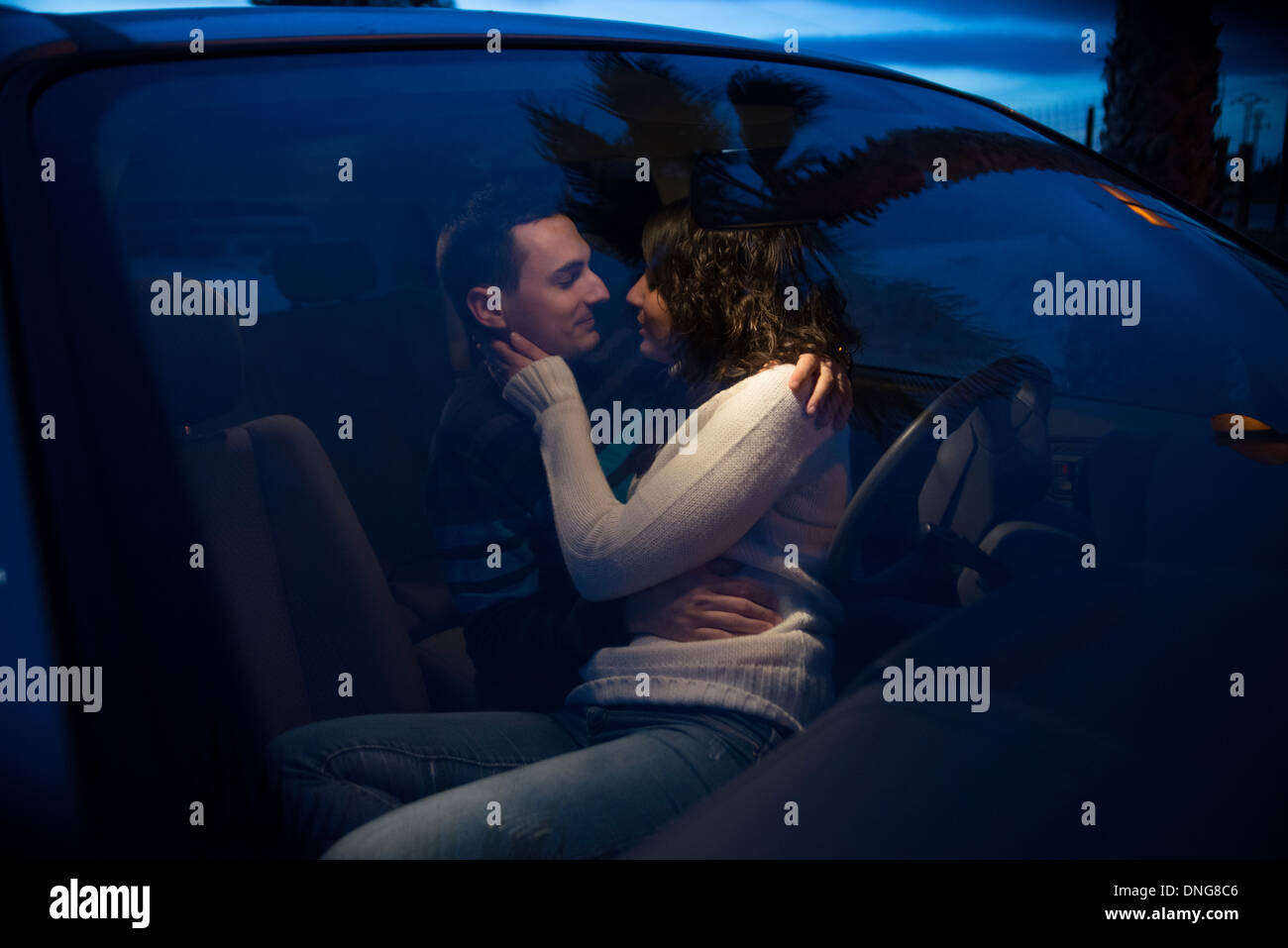 Lovers sitting déclarant leur amour en voiture privée Banque D'Images