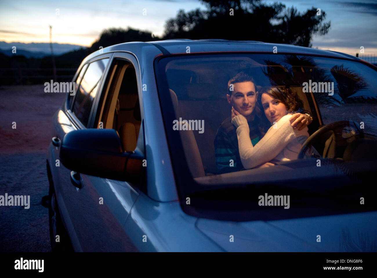 Lovers sitting déclarant leur amour en voiture privée Banque D'Images