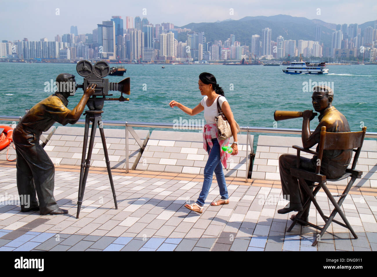 Hong Kong Chine,HK,Asie,Chinois,Oriental,Kowloon,Tsim Sha Tsui,Avenue of the Stars,Victoria Harbour,port,promenade au bord de l'eau,statues de bronze,film d Banque D'Images