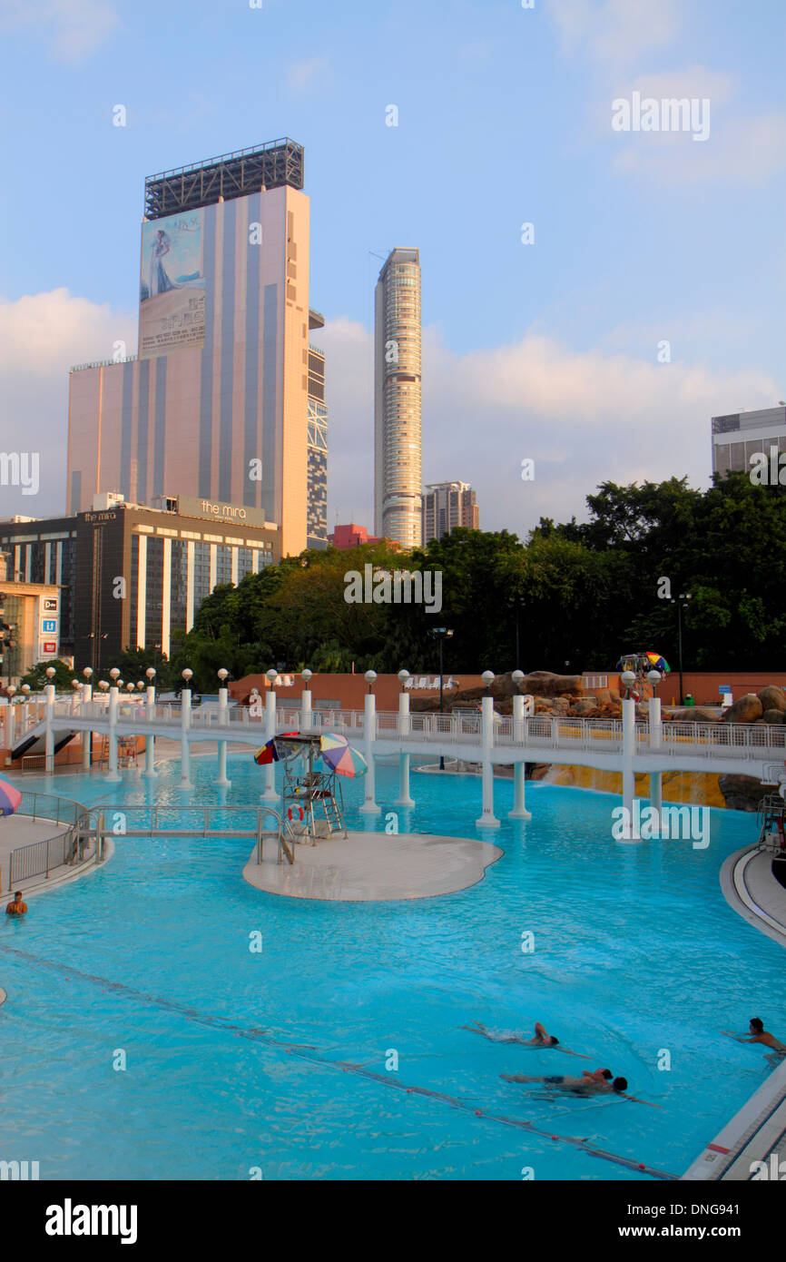 Hong Kong Chine,HK,Asie,Chinois,Oriental,Kowloon,Tsim Sha Tsui,Kowloon Park,Centre sportif,centre,piscine,horizon de la ville,haute élévation,gratte-ciel construction Banque D'Images