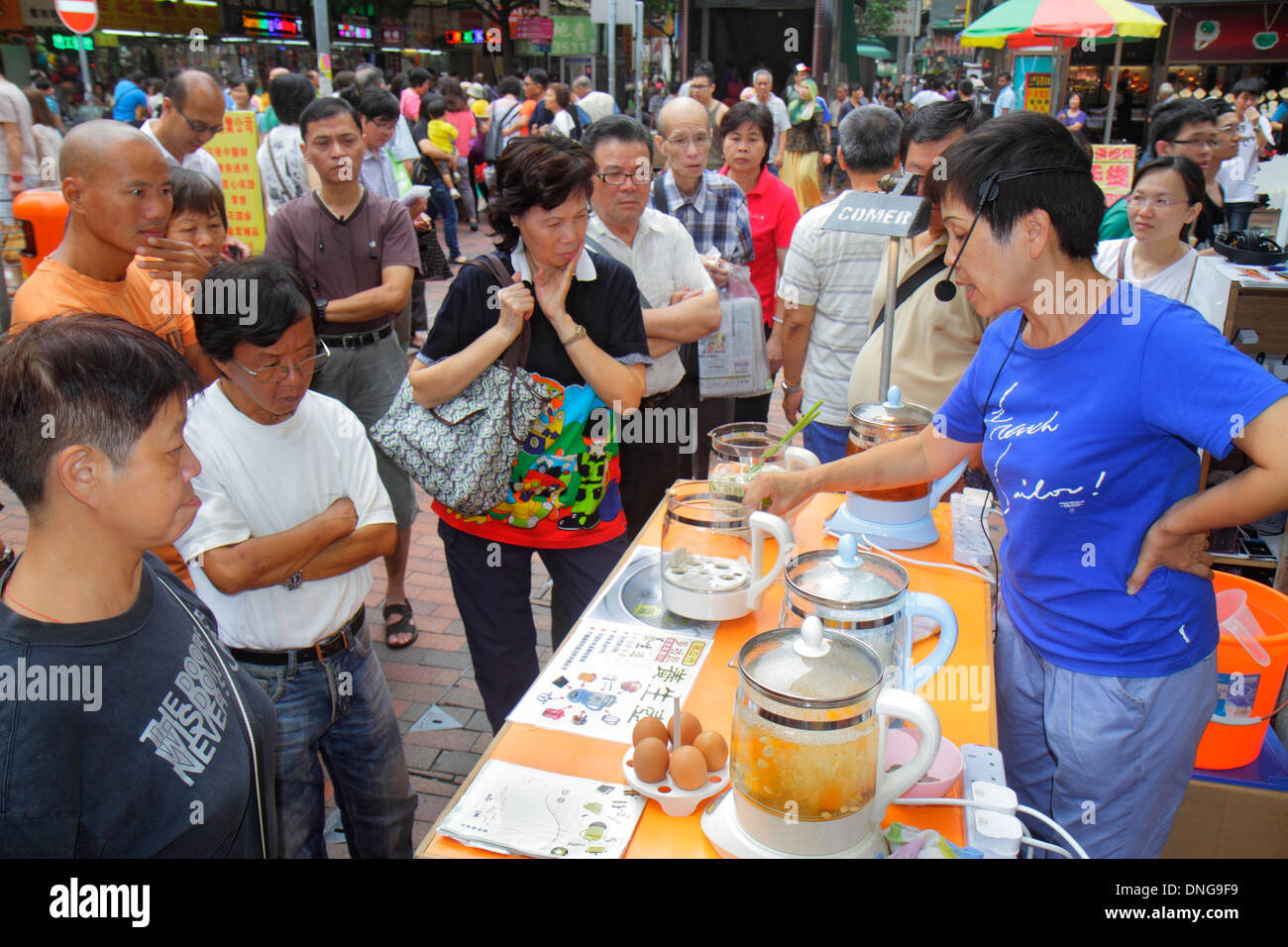 Hong Kong Chine,HK,Chinois,Kowloon,Sam Shui po,PEI Ho Street,marché,stall stalles stands vendeurs de stand,marché,achat vente,shopping shoppers shop sh Banque D'Images