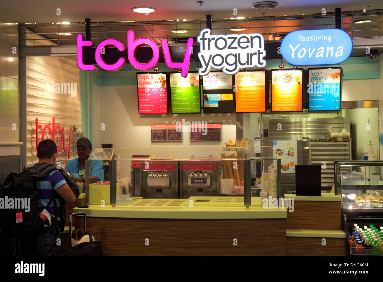 Charlotte North Carolina,Charlotte Douglas International Airport,CLT,terminal,porte,TCBY Frozen Yogurt,comptoir,dessert,Black man men male,emplo Banque D'Images