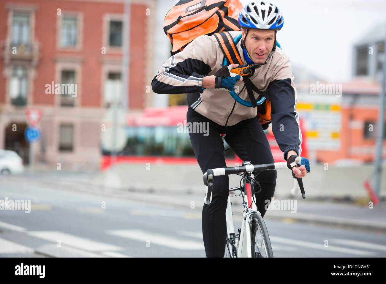 Cycliste avec hommes Sac de livraison Riding Bicycle Banque D'Images