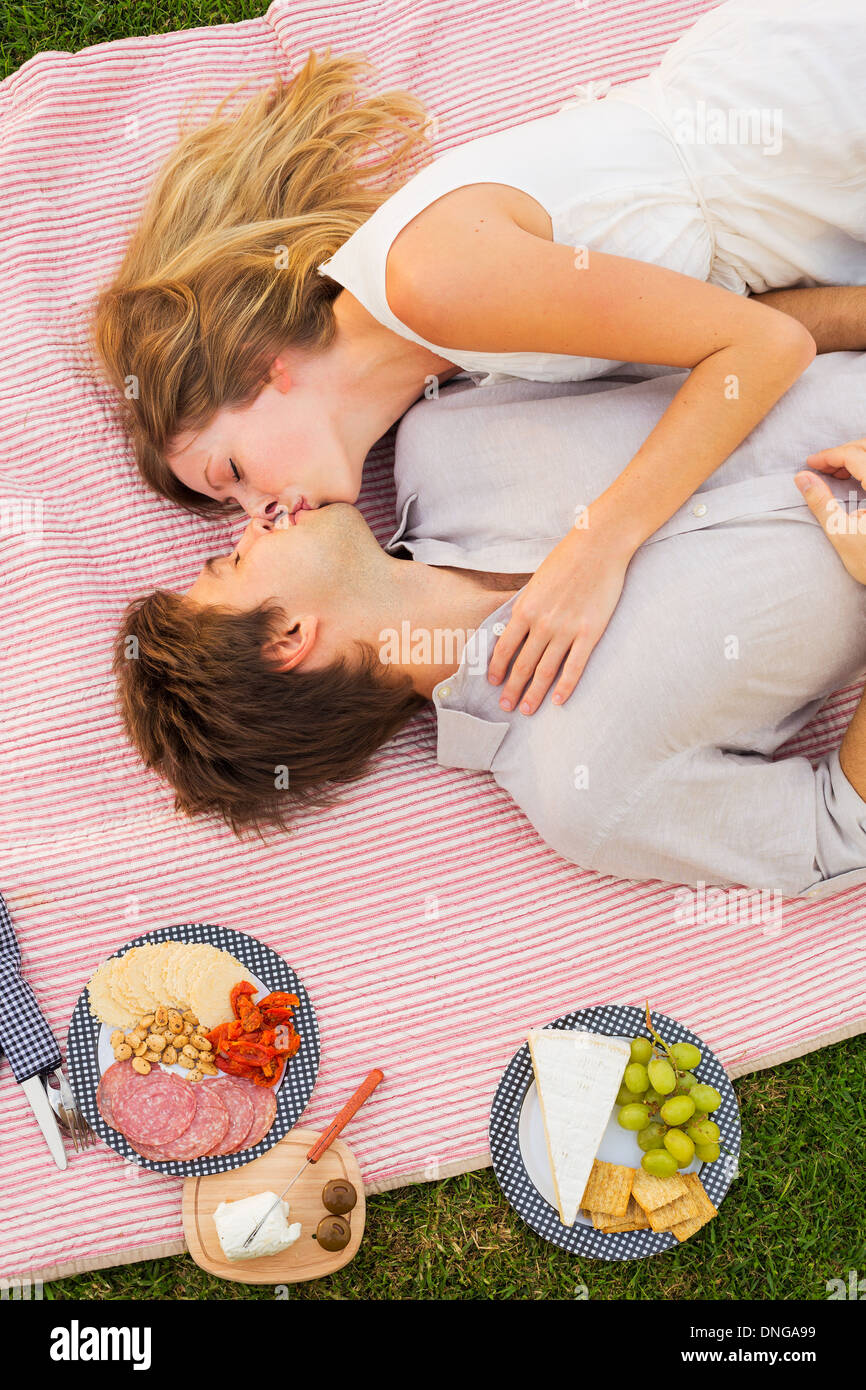 Beau couple kissing on pique-nique après-midi romantique en campagne Banque D'Images