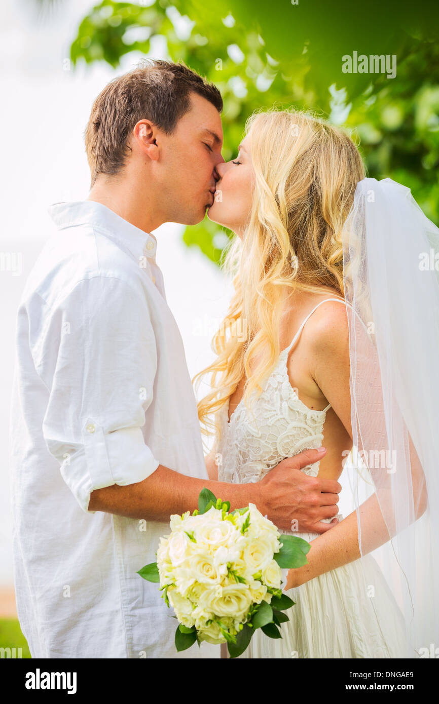 Couple mariés juste et faire place au moment d'amour intime, au mariage Banque D'Images