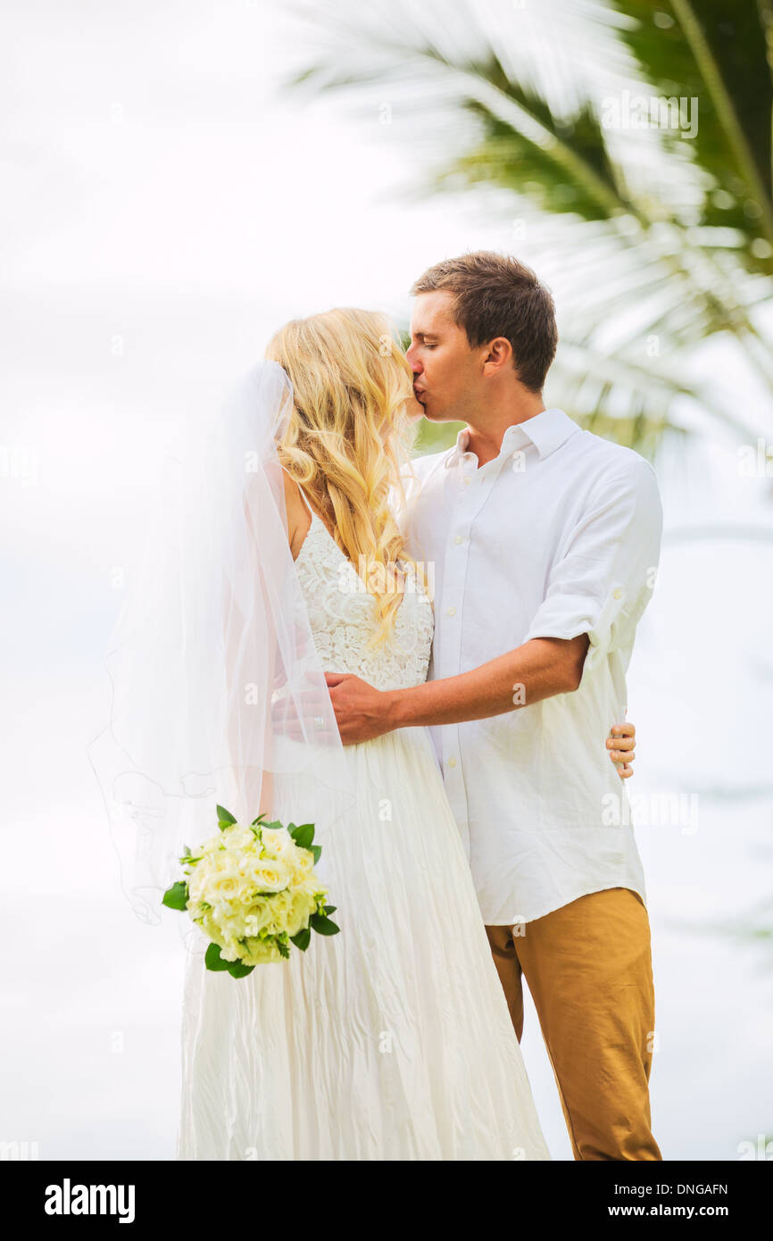 Couple mariés juste et faire place au moment d'amour intime, au mariage Banque D'Images