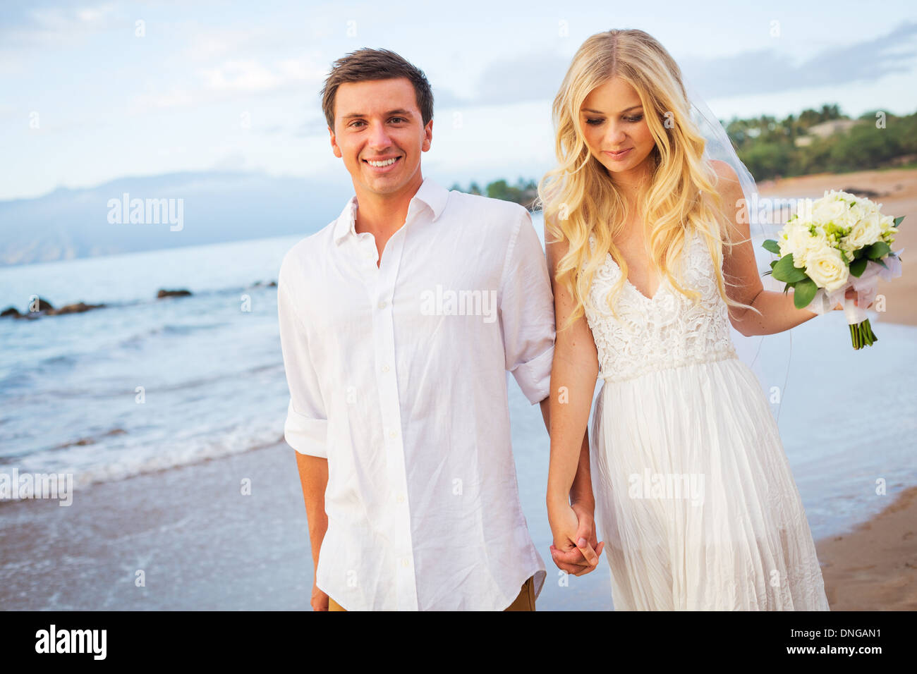 Couple marié juste marcher sur la plage au coucher du soleil, Virginia Beach Wedding Banque D'Images