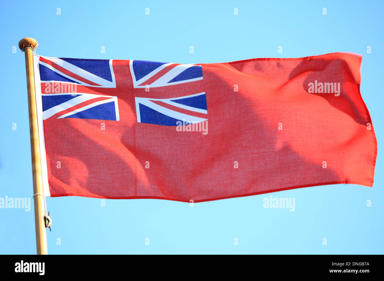 Le red ensign britannique British maritime le pavillon d'un yacht à voile ciel bleu Banque D'Images