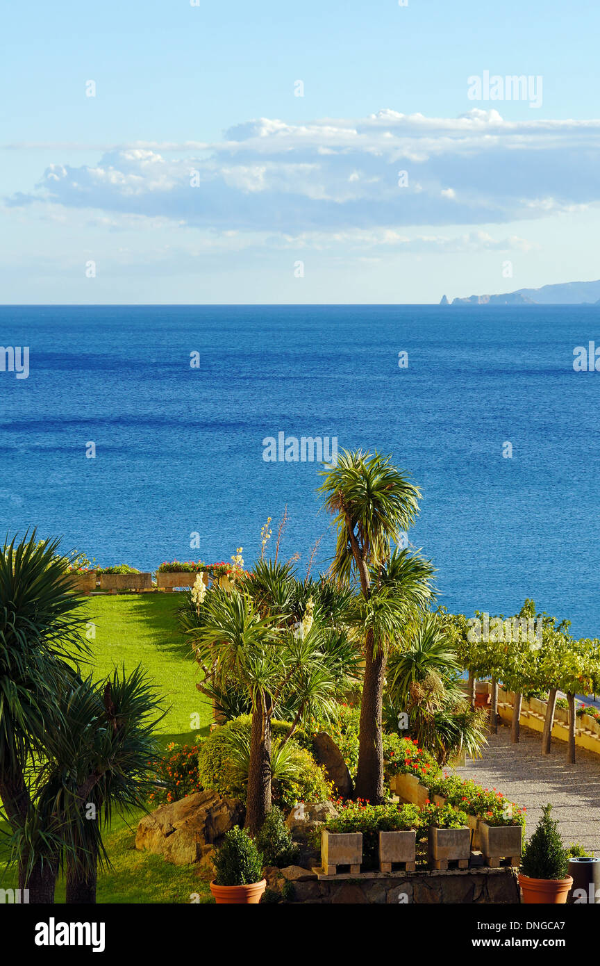 Jardin donnant sur la mer Méditerranée avec les îles Medes, à l'horizon, Rosas, Costa Brava, Catalogne, Espagne Banque D'Images