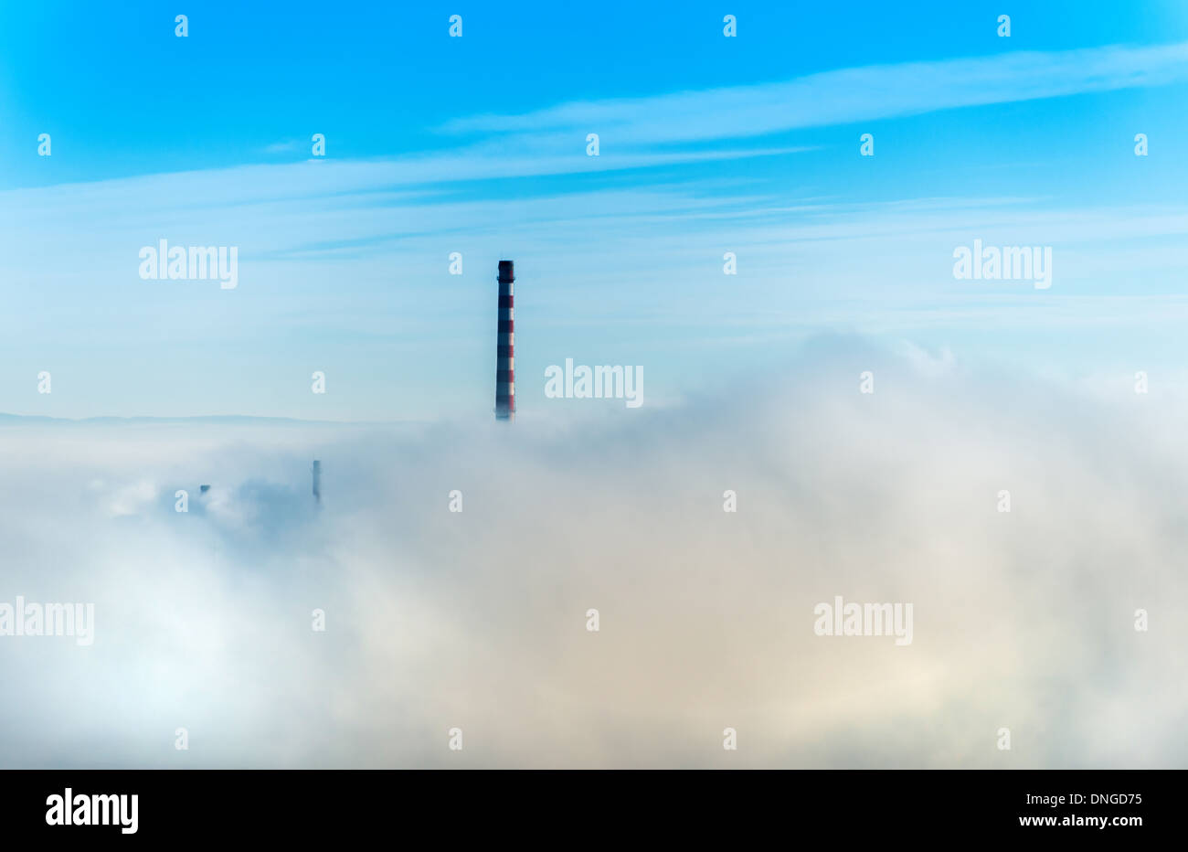 Les cheminées d'usine et des nuages de vapeur.ciel bleu Banque D'Images