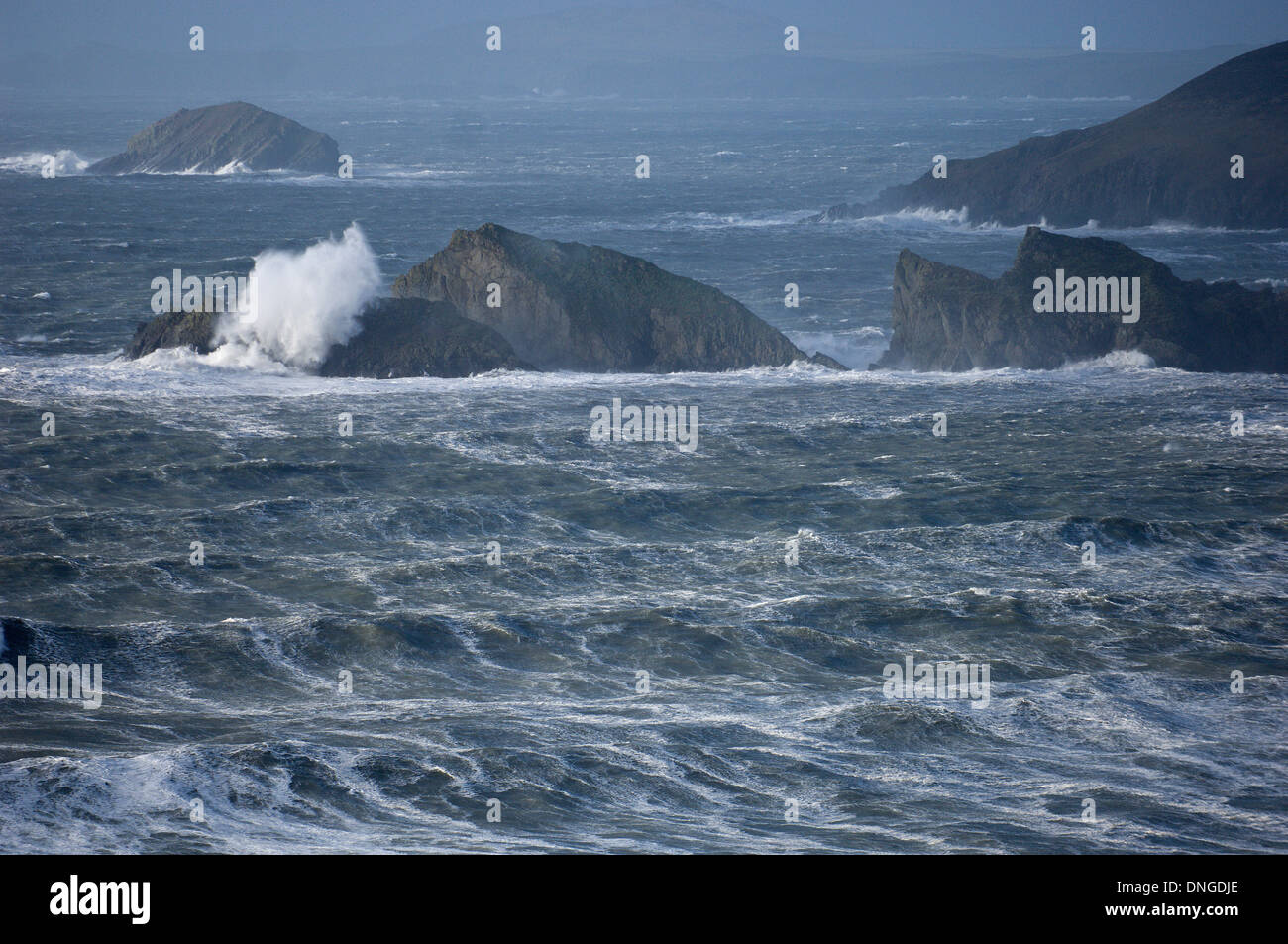 Newgale, Pembrokeshire, Pays de Galles, Royaume-Uni. 27 décembre 21013. Des vents violents ont créé d'énormes vagues aussi loin que l'horizon sur la côte sud-ouest du pays de Galles. Credit : Graham M. Lawrence/Alamy Live News. Banque D'Images