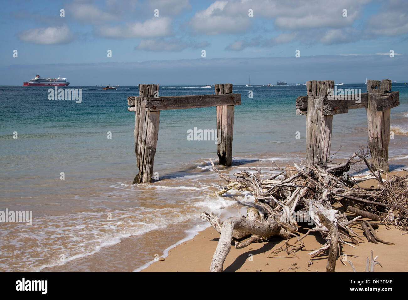 Anciennes ruines d'une jetée sur la côte victorienne ferry spirit of Tasmania sur l'océan avec la dérive et le vieux quai d'avant Banque D'Images