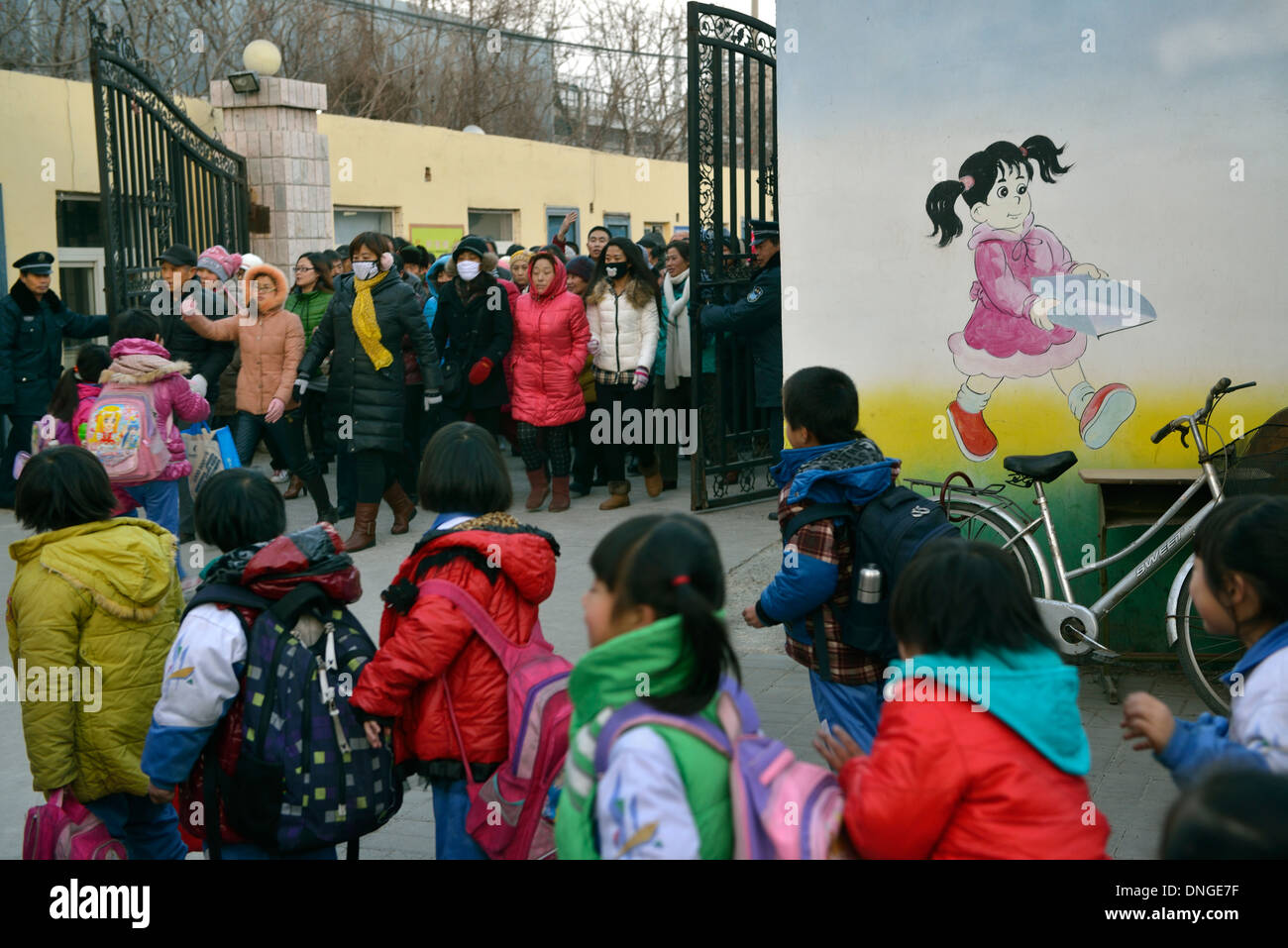 Les parents viennent chercher leurs enfants dans une école de migrants lorsqu'il n'y a plus de cours à Beijing. 25-Déc-2013 Banque D'Images