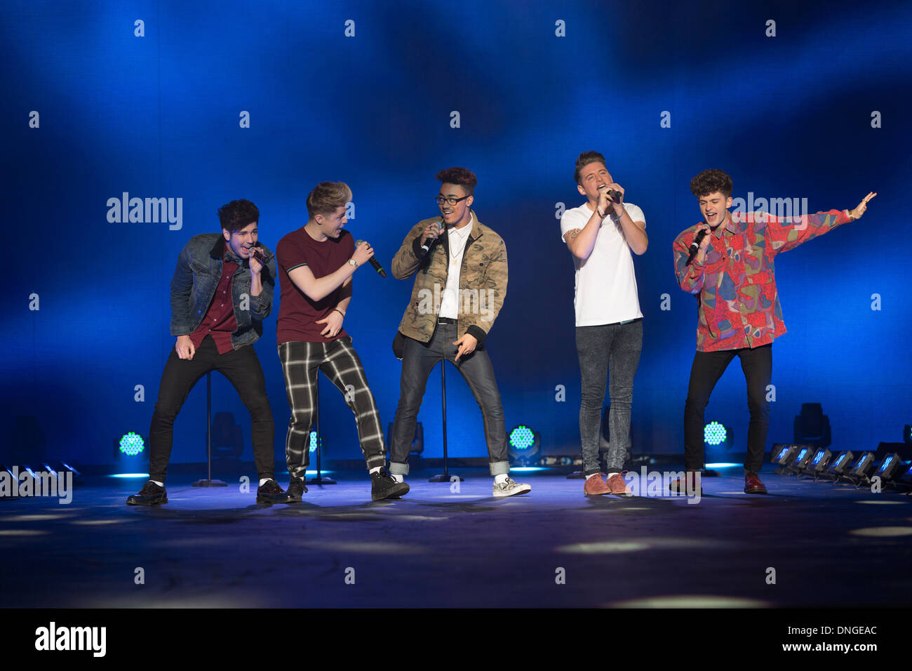 Finalistes Xfactor Kingsland Road effectuer sur la scène principale à l'émission en direct de vêtements Banque D'Images