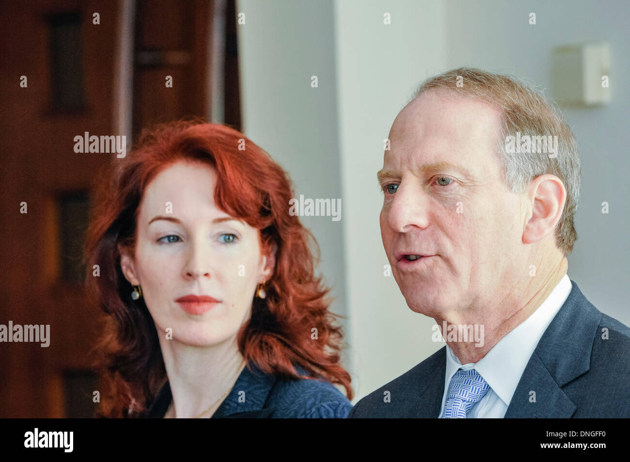 Belfast. L'Irlande du Nord. 28 Dec 2013 - diplomate américain Richard Haass et professeur Meghan O'Sullivan retour à Belfast pour des discussions sur le passé, des drapeaux et des parades avec les partis politiques locaux Crédit : Stephen Barnes/Alamy Live News Banque D'Images