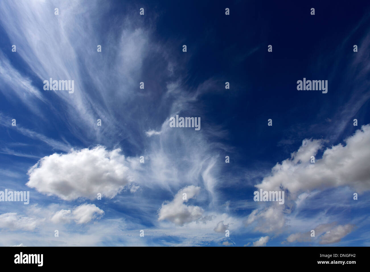 Cumulus humilis nuages dans un ciel bleu profond. Banque D'Images