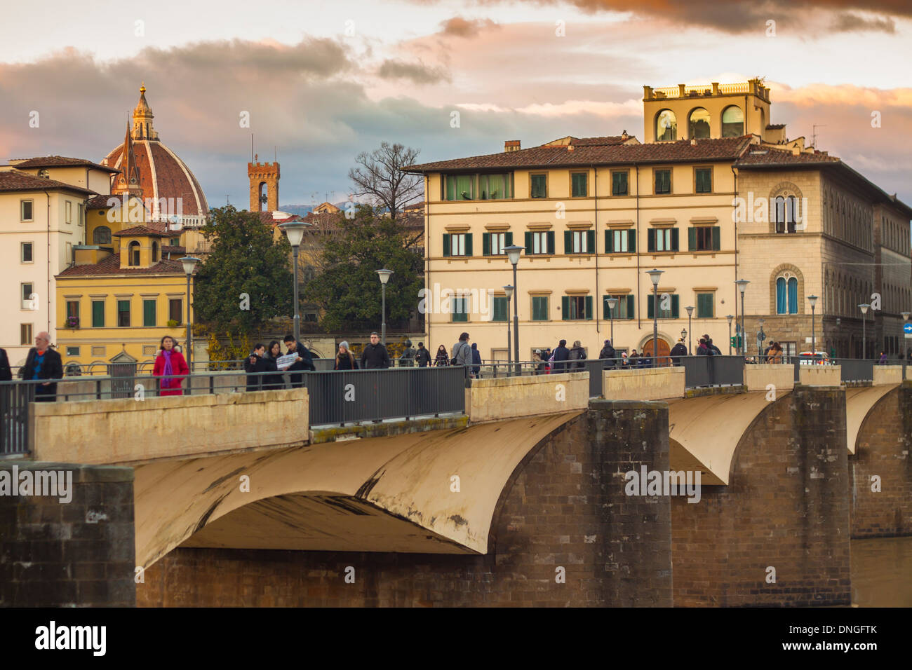 Italie,Toscane,Florence, pont au coucher du soleil Banque D'Images