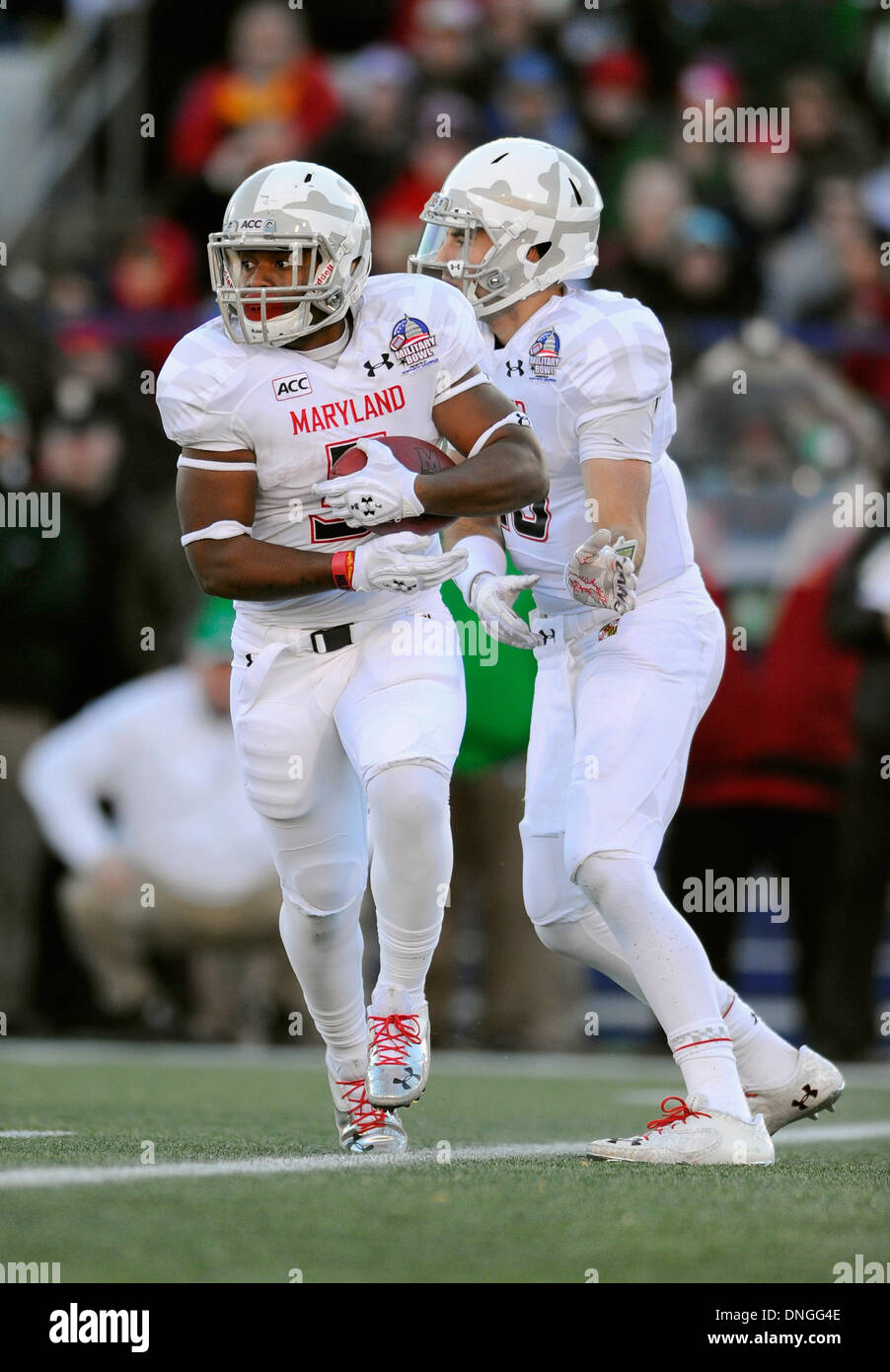 Annapolis, Maryland, USA. Dec 27, 2013. Le 27 décembre 2013 : Le Maryland Terrapins running back Albert Reid # 5 s'exécute avec le ballon au cours de la première moitié du 2013 Bol militaire présentée par Northrop Grumman entre le Marshall Thundering Herd et les Maryland Terrapins joué sur Jack Stephens à champ Navy-Marine Corps Memorial Stadium, à Annapolis, Maryland. Marshall a gagné le match 31-20. Barnes riche/CSM/Alamy Live News Banque D'Images