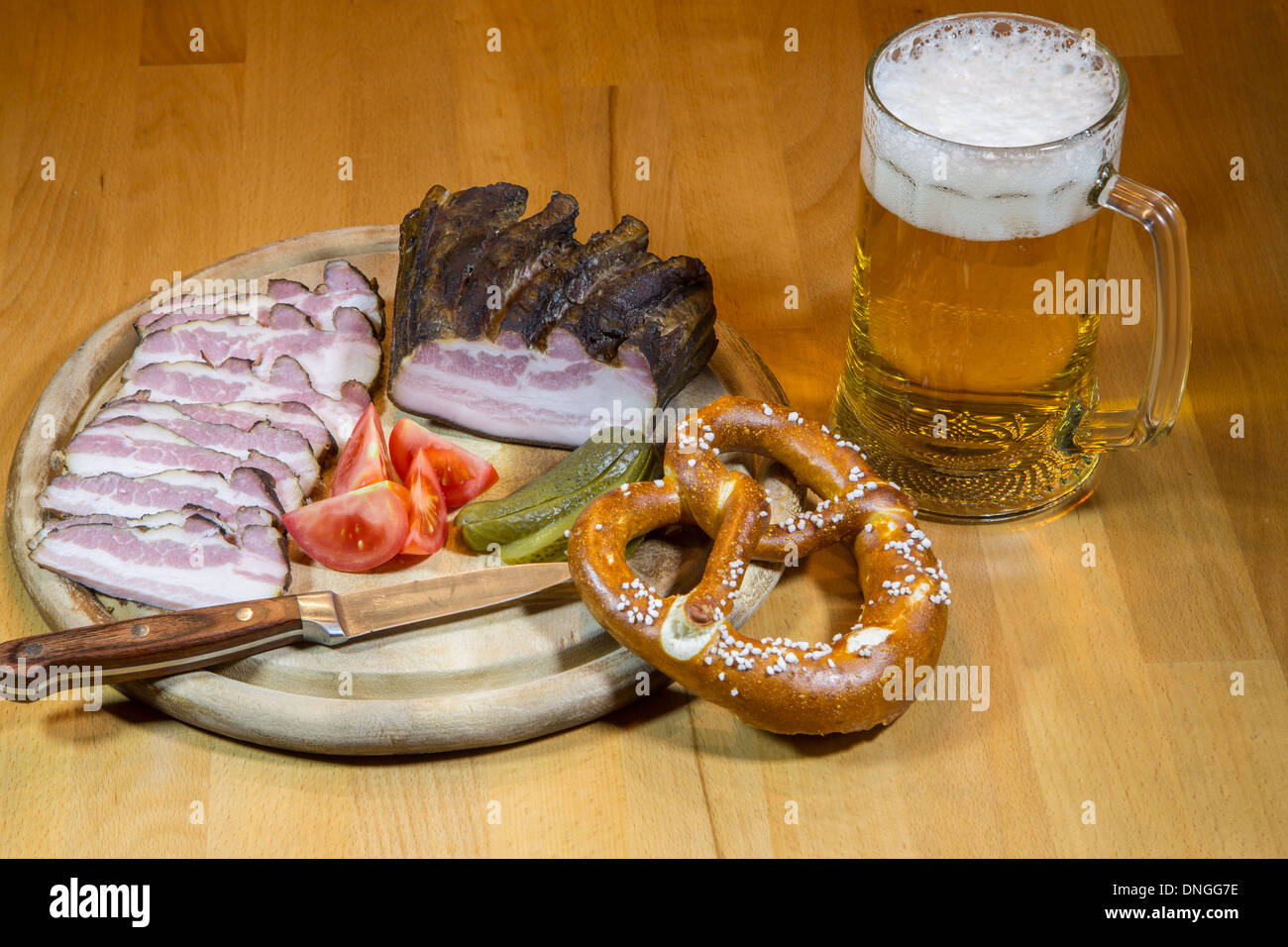 Porc fumé avec une bière de spécialité de Basse-bavière et Bretzel Banque D'Images